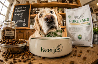 Fotorealistische Keetjes-afbeelding van een lieve, komisch kijkende hond met groothoeklens naast een zak Pure Land hondenbrokken op een houten tafel in warme landelijke sfeer.