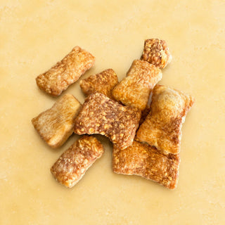 Keetjes kaaspuffs mooi gepresenteerd in een goudgele kaaslicht