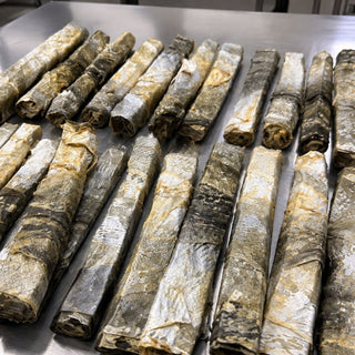 Extra dikke kabeljauw kauwsticks van 100% kabeljauw op een hygiënische RVS werktafel bij Keetjes