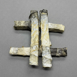 Extra dikke kabeljauw kauwsticks van 100% kabeljauw op een hygiënische RVS werktafel bij Keetjes