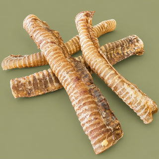 Keetjes Runderluchtpijp XL van 100% rund, ca. 20–25 cm lang, op groene achtergrond